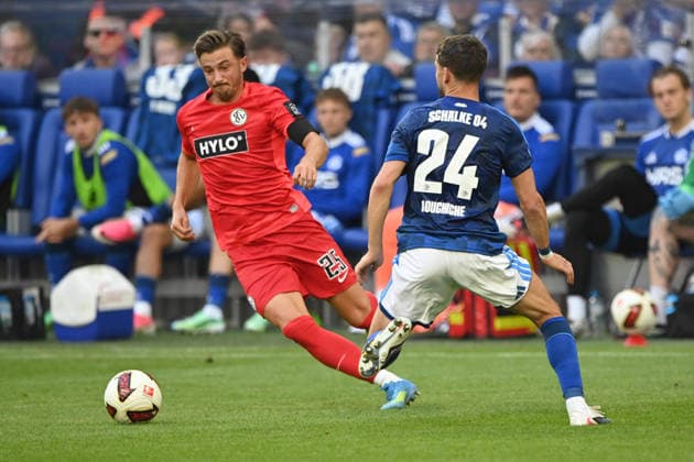 Lukas PETKOV (Elversberg) gegen Adil AOUCHICHE (GE) Aktion, Zweikampf, FC Schalke 04 - SV 07 Elversberg 0-0 Fussball 1. Bundesliga, 3.Spieltag, matchday3, Spieltag3, am 20.09.2026 in der Veltins-Arena Gelsenkirchen Deutschland. DFL regulations prohibit any use of photographs as image sequences and or quasi-video Â