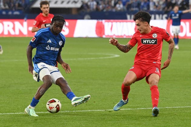 Junior DINA EBIMBE (GE) gegen Nicholas MICKELSON (Elversberg) Aktion, Zweikampf, FC Schalke 04 - SV 07 Elversberg 0-0 Fussball 1. Bundesliga, 3.Spieltag, matchday3, Spieltag3, am 20.09.2026 in der Veltins-Arena Gelsenkirchen Deutschland. DFL regulations prohibit any use of photographs as image sequences and or quasi-video Â