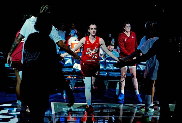 INDIANAPOLIS, IN - SEPTEMBER 20: Indiana Fever guard Caitlin Clark (22) gets high fives by her teammates as she is introduced in player introductions before the game against the Washington Mystics on September 20, 2026, at Gainbridge Fieldhouse in Indianapolis, Indiana. (Photo by Brian Spurlock Icon Sportswire) WNBA, Basketball Damen, USA SEP 20 Washington Mystics at Indiana Fever EDITORIAL USE ONLY Icon26092022