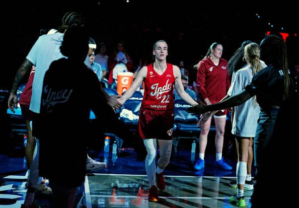 INDIANAPOLIS, IN - SEPTEMBER 20: Indiana Fever guard Caitlin Clark (22) gets high fives by her teammates as she is introduced in player introductions before the game against the Washington Mystics on September 20, 2026, at Gainbridge Fieldhouse in Indianapolis, Indiana. (Photo by Brian Spurlock Icon Sportswire) WNBA, Basketball Damen, USA SEP 20 Washington Mystics at Indiana Fever EDITORIAL USE ONLY Icon26092023