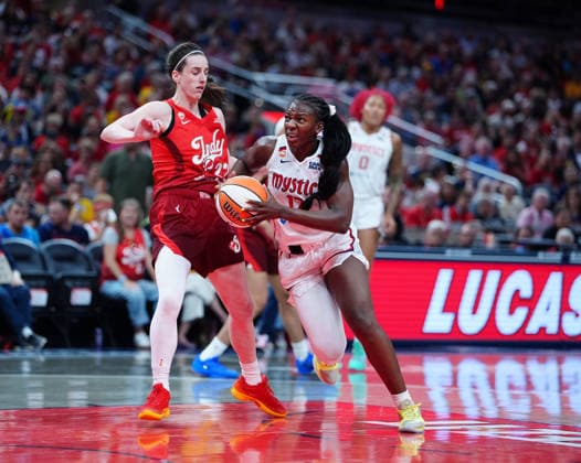 INDIANAPOLIS, IN - SEPTEMBER 20: Washington Mystics forward Michaela Onyenwere (12) drives to the basket against Indiana Fever guard Caitlin Clark (22) on September 20, 2026, at Gainbridge Fieldhouse in Indianapolis, Indiana. (Photo by Brian Spurlock Icon Sportswire) WNBA, Basketball Damen, USA SEP 20 Washington Mystics at Indiana Fever EDITORIAL USE ONLY Icon26092032