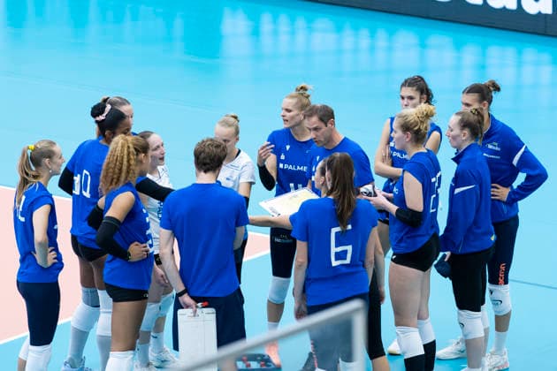 FUNKE-Volley-Cup: Schwarz-Weiss Erfurt vs. SSC Palmberg Schwerin; Erfurt; 20.09.2026 Felix Koslowski (Trainer; SSC Palmberg Schwerin) (Bildmitte) und Mannschaft FUNKE-Volley-Cup: Schwarz-Weiss Erfurt vs. SSC Palmberg Schwerin; Riethsporthalle Erfurt; 20.09.2026 Copyright: xBEAUTIFULxSPORTS Duehringx