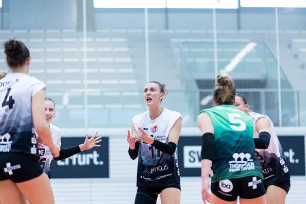 FUNKE-Volley-Cup: Schwarz-Weiss Erfurt vs. SSC Palmberg Schwerin; Erfurt; 20.09.2026 Isabel Petra KovaÄiÄ‡ ( 11; Schwarz-Weiss Erfurt) (Bildmitte) und Mannschaft FUNKE-Volley-Cup: Schwarz-Weiss Erfurt vs. SSC Palmberg Schwerin; Riethsporthalle Erfurt; 20.09.2026 Copyright: xBEAUTIFULxSPORTS Duehringx