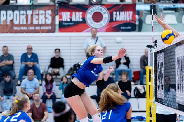 FUNKE-Volley-Cup: Schwarz-Weiss Erfurt vs. SSC Palmberg Schwerin; Erfurt; 20.09.2026 Livia König ( 25; SSC Palmberg Schwerin) gegen Alix de Micheli ( 15; Schwarz-Weiss Erfurt) FUNKE-Volley-Cup: Schwarz-Weiss Erfurt vs. SSC Palmberg Schwerin; Riethsporthalle Erfurt; 20.09.2026 Copyright: xBEAUTIFULxSPORTS Duehringx