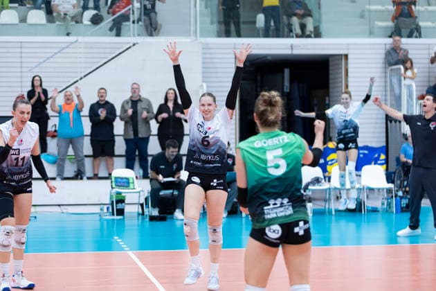 FUNKE-Volley-Cup: Schwarz-Weiss Erfurt vs. SSC Palmberg Schwerin; Erfurt; 20.09.2026 Jubel, von links, Isabel Petra KovaÄiÄ‡ ( 11; Schwarz-Weiss Erfurt), Larissa Winter ( 6; Schwarz-Weiss Erfurt), Lotte Goertz ( 5; Schwarz-Weiss Erfurt) und Pablo Sanchez (Trainer; Schwarz-Weiss Erfurt) FUNKE-Volley-Cup: Schwarz-Weiss Erfurt vs. SSC Palmberg Schwerin; Riethsporthalle Erfurt; 20.09.2026 Copyright: xBEAUTIFULxSPORTS Duehringx