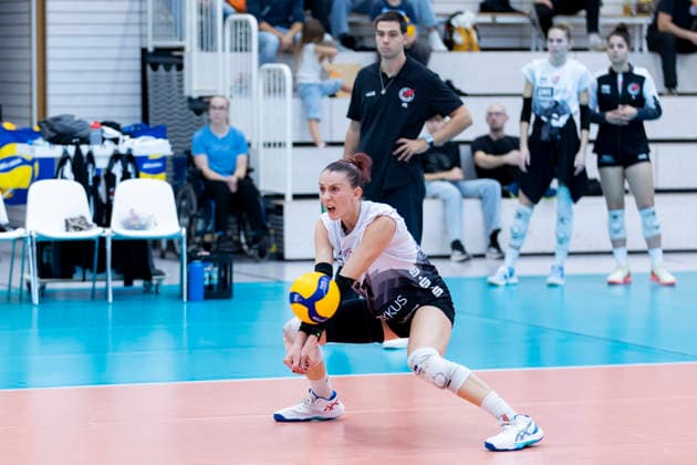 FUNKE-Volley-Cup: Schwarz-Weiss Erfurt vs. SSC Palmberg Schwerin; Erfurt; 20.09.2026 Isabel Petra KovaÄiÄ‡ ( 11; Schwarz-Weiss Erfurt) und Pablo Sanchez (Trainer; Schwarz-Weiss Erfurt) (dahinter) FUNKE-Volley-Cup: Schwarz-Weiss Erfurt vs. SSC Palmberg Schwerin; Riethsporthalle Erfurt; 20.09.2026 Copyright: xBEAUTIFULxSPORTS Duehringx