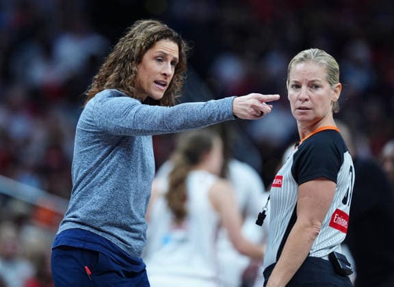 INDIANAPOLIS, IN - SEPTEMBER 20: Indiana Fever coach Stephanie White talks to a referee during a game against the Washington Mystics on September 20, 2026, at Gainbridge Fieldhouse in Indianapolis, Indiana. (Photo by Brian Spurlock Icon Sportswire) WNBA, Basketball Damen, USA SEP 20 Washington Mystics at Indiana Fever EDITORIAL USE ONLY Icon26092054