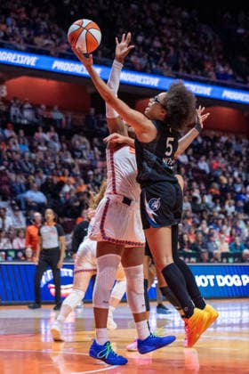 UNCASVILLE, CT - SEPTEMBER 20: Olivia Miles 5 of the Minnesota Lynx shoots the ball during the WNBA, Basketball Damen, USA game between the Minnesota Lynx and the Connecticut Sun on September 20, 2026 at Mohegan Sun Arena in Uncasville, CT. (Photo by Erica Denhoff Icon Sportswire) WNBA: SEP 20 Minnesota Lynx at Connecticut Sun EDITORIAL USE ONLY Icon26092002