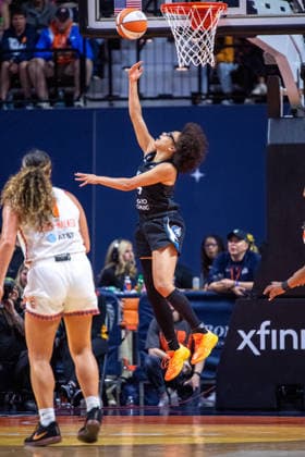 UNCASVILLE, CT - SEPTEMBER 20: Olivia Miles 5 of the Minnesota Lynx shoots a reverse layup during the WNBA, Basketball Damen, USA game between the Minnesota Lynx and the Connecticut Sun on September 20, 2026 at Mohegan Sun Arena in Uncasville, CT. (Photo by Erica Denhoff Icon Sportswire) WNBA: SEP 20 Minnesota Lynx at Connecticut Sun EDITORIAL USE ONLY Icon26092008