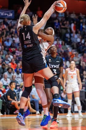 UNCASVILLE, CT - SEPTEMBER 20: Dorka Juhasz 14 of the Minnesota Lynx blocks a shot by Aaliyah Edwards 8 of the Connecticut Sun during the WNBA, Basketball Damen, USA game between the Minnesota Lynx and the Connecticut Sun on September 20, 2026 at Mohegan Sun Arena in Uncasville, CT. (Photo by Erica Denhoff Icon Sportswire) WNBA: SEP 20 Minnesota Lynx at Connecticut Sun EDITORIAL USE ONLY Icon26092009