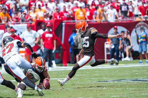 Cleveland Browns at Tampa Bay Buccaneers, Tampa Bay, Florida, USA Tampa Bay, Florida, USA, Septemer 20, Cleveland Browns player Andre Szmyt 25 makes a kick at Raymond James Stadium. Copyright: xMartyxJean-Louisx