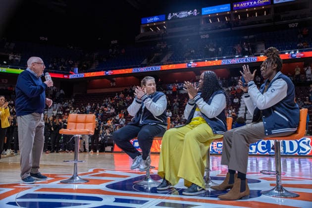 UNCASVILLE, CT - SEPTEMBER 20: Former Connecticut Sun head coach Mike Thibault speaks during a ceremony to honor him as a Sun Legend as former Connecticut Sun players Lindsay Whalen, Taj McWilliams-Franklin, and Tina Charles applaud following the WNBA, Basketball Damen, USA game between the Minnesota Lynx and the Connecticut Sun on September 20, 2026 at Mohegan Sun Arena in Uncasville, CT. (Photo by Erica Denhoff Icon Sportswire) WNBA: SEP 20 Minnesota Lynx at Connecticut Sun EDITORIAL USE ONLY Icon26092010