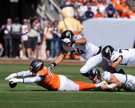 Sep 20, 2026; Denver Broncos defensive tackle Malcolm Roach (97) dives for a loose ball during the game between the Denver Broncos and Jacksonville Jaguars in Denver, CO, USA; at Empower Field at Mile High. Mandatory Credit: -Cal Media NFL, American Football Herren, USA 2026: Jaguars Vs Broncos SEP 20  - ZUMAc04_ 20260920_zma_c04_255 Copyright: xDerekxRegensburgerx