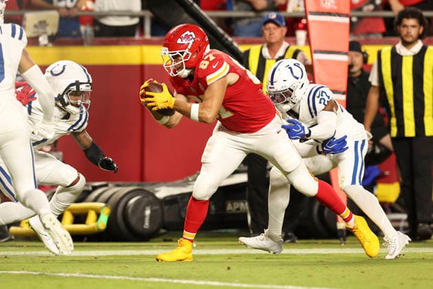 KANSAS CITY, MO - SEPTEMBER 20: Travis Kelce 87 of the Kansas City Chiefs dives for the end zone on a 13-yard touchdown reception in the first quarter of an NFL, American Football Herren, USA game between the Indianapolis Colts and Kansas City Chiefs on Sep 20, 2026 at Arrowhead Stadium in Kansas City, MO. (Photo by Scott Winters Icon Sportswire) NFL: SEP 20 Colts at Chiefs EDITORIAL USE ONLY Icon2609200425