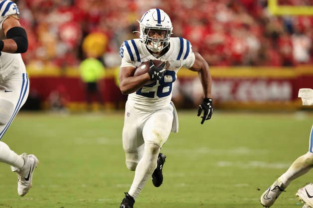 KANSAS CITY, MO - SEPTEMBER 20: Jonathan Taylor 28 of the Indianapolis Colts during a 24-yard touchdown run late in the second quarter of an NFL, American Football Herren, USA game between the Indianapolis Colts and Kansas City Chiefs on Sep 20, 2026 at Arrowhead Stadium in Kansas City, MO. (Photo by Scott Winters Icon Sportswire) NFL: SEP 20 Colts at Chiefs EDITORIAL USE ONLY Icon2609200836