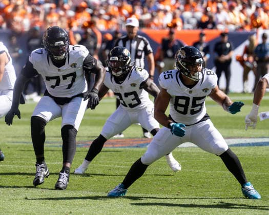 Sep 20, 2026; Jacksonville Jaguars offensive tackle Anton Harrison (77) and Jacksonville Jaguars tight end Brenton Strange (85) block during the game between the Denver Broncos and Jacksonville Jaguars in Denver, CO, USA; at Empower Field at Mile High. Mandatory Credit: -Cal Media NFL, American Football Herren, USA 2026: Jaguars Vs Broncos SEP 20  - ZUMAc04_ 20260920_zma_c04_289 Copyright: xDerekxRegensburgerx