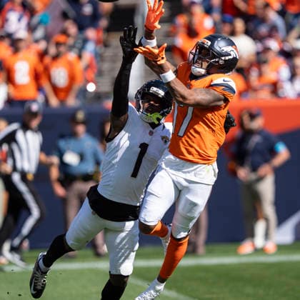 Sep 20, 2026; Denver Broncos wide receiver Jaylen Waddle (17) reaches out for a pass during the game between the Denver Broncos and Jacksonville Jaguars in Denver, CO, USA; at Empower Field at Mile High. Mandatory Credit: -Cal Media NFL, American Football Herren, USA 2026: Jaguars Vs Broncos SEP 20  - ZUMAc04_ 20260920_zma_c04_290 Copyright: xDerekxRegensburgerx
