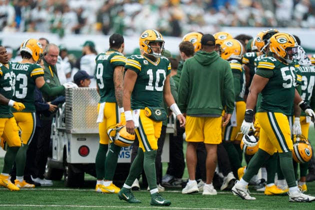 Sep 20, 2026; East Rutherford, NJ, USA; Green Bay Packers quarterback Jordan Love (10) looks on as wide receiver Jayden Reed (11) gets surrounded by teammates before getting carted off during an NFL, American Football Herren, USA game against the New York Jets at MetLife Stadium. Mandatory Credit: -Cal Media East Rutherford USA - ZUMAc04_ 20260920_zma_c04_311 Copyright: xChrisxSzagolax