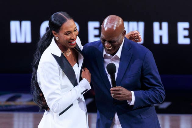 September 20, 2026, Los Angeles, California, USA: Lisa Leslie and Michael Cooper during a ceremony honoring Lisa Leslie at halftime during the game between the Los Angeles Sparks and the Portland Fire on Sunday September 20, 2026 at Crypto.com Arena in Los Angeles, California. ARIANA RUIZ PI Los Angeles USA - ZUMAp124 20260920_zaa_p124_002 Copyright: xArianaxRuizx