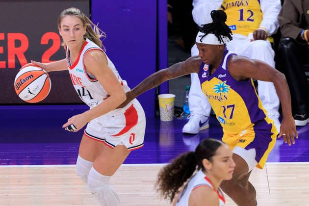 September 20, 2026, Los Angeles, California, USA: Karlie Samuelson 44 of the Portland Fire receives the ball as Erica Wheeler 17 of the Los Angeles Sparks defends during their regular season WNBA, Basketball Damen, USA game on Sunday September 20, 2026 at Crypto.com Arena in Los Angeles, California. Sparks defeat Fire, 105-84. ARIANA RUIZ PI Sparks Defeat Fire, 105-84 - ZUMAp124 20260920_zaa_p124_062 Copyright: xArianaxRuizx
