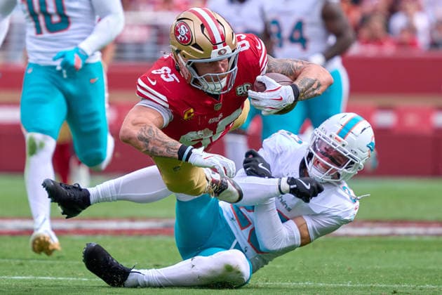 SANTA CLARA, CA - SEPTEMBER 20: Tight end George Kittle (85) of the San Francisco 49ers dives with the football after battling with Zayne Anderson 23 of the Miami Dolphins in the third quarter of a game at Levi s Stadium on September 20, 2026 in Santa Clara, California. (Photo by Robin Alam Icon Sportswire) NFL, American Football Herren, USA SEP 20 Dolphins at 49ers EDITORIAL USE ONLY Icon1642509281049