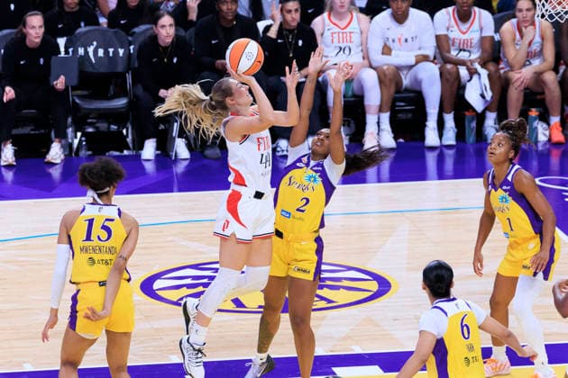 September 20, 2026, Los Angeles, California, USA: Karlie Samuelson 44 of the Portland Fire shoots a floater as Chance Gray 2 of the Los Angeles Sparks defends the basket during their regular season WNBA, Basketball Damen, USA game on Sunday September 20, 2026 at Crypto.com Arena in Los Angeles, California. Sparks defeat Fire, 105-84. ARIANA RUIZ PI Los Angeles USA - ZUMAp124 20260920_zaa_p124_096 Copyright: xArianaxRuizx