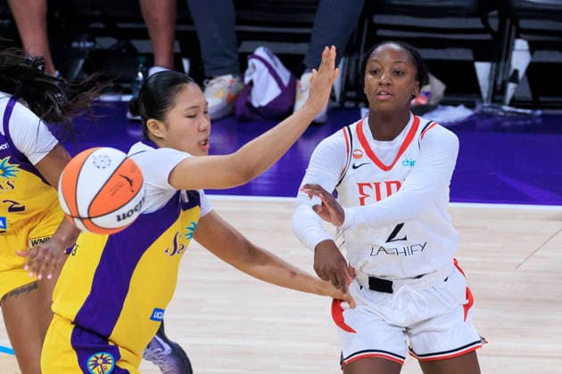 September 20, 2026, Los Angeles, California, USA: Jordan Harrison 2 of the Portland Fire passes the ball as Jihyun Park 6 of the Los Angeles Sparks defends during their regular season WNBA, Basketball Damen, USA game on Sunday September 20, 2026 at Crypto.com Arena in Los Angeles, California. Sparks defeat Fire, 105-84. ARIANA RUIZ PI Los Angeles USA - ZUMAp124 20260920_zaa_p124_111 Copyright: xArianaxRuizx
