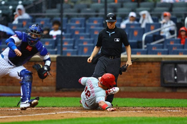 MLB, Baseball Herren, USA Philadelphia Phillies Vs. New York Mets Philadelphia Phillies Kyle Schwarber 12 scores during the third inning of a baseball game against the New York Mets at Citi Field in Corona, on September 20, 2026. Flushing N.Y. United States  Copyright: xGordonxDonovanx originalFilename:donovan-mlbphila260920_nphx0.jpg