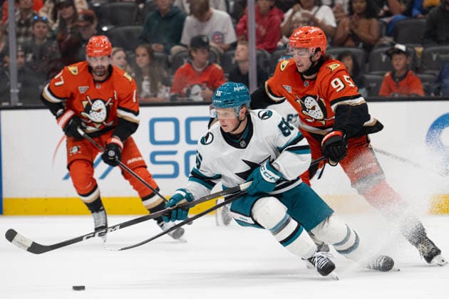 NHL, Eishockey Herren, USA San Jose Sharks At Anaheim Ducks San Jose Sharks right wing Ethan Cardwell (56) pushes the puck forward during an NHL game between the San Jose Sharks and the Anaheim Ducks at Honda Center in Anaheim, on September 20, 2026. Anaheim California United States  Copyright: xEdwinxSox originalFilename:so-nhlsanjo260920_npMCk.jpg