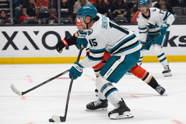 NHL, Eishockey Herren, USA San Jose Sharks At Anaheim Ducks San Jose Sharks center Jimmy Huntington (15) takes a shot at goal during an NHL game between the San Jose Sharks and the Anaheim Ducks at Honda Center in Anaheim, on September 20, 2026. Anaheim California United States  Copyright: xEdwinxSox originalFilename:so-nhlsanjo260920_npv89.jpg