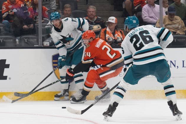 NHL, Eishockey Herren, USA San Jose Sharks At Anaheim Ducks Anaheim Ducks center Anton Wahlberg (24) tries to block a pass to San Jose Sharks center Andre Gasseau (26) during an NHL game between the San Jose Sharks and the Anaheim Ducks on September 20, 2026, at Honda Center in Anaheim, California. Anaheim California United States  Copyright: xEdwinxSox originalFilename:so-nhlsanjo260920_npXRD.jpg