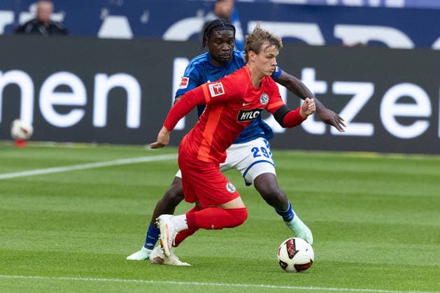 Gelsenkirchen, Germany, 20.09.26, Junior Dina Ebimbe (FC Schalke 04 und Cole Campell (SV Elversberg) im Zweikampf waehrend des Spiels der 1. Bundesliga zwischen FC Schalke 04 - SV Elversberg in der Veltins Arena in Gelsenkirchen. (Photo by Joachim Bywaletz) DFB DFL REGULATIONS PROHIBIT ANY USE OF PHOTOGRAPHS AS IMAGE SEQUENCES AND OR QUASI-VIDEO. Copyright: JoachimxBywaletz xJB-Sportfoto