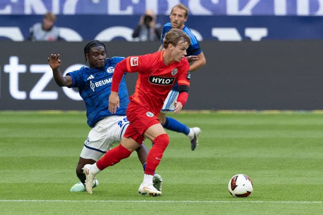 Gelsenkirchen, Germany, 20.09.26, Junior Dina Ebimbe (FC Schalke 04 und Cole Campell (SV Elversberg) im Zweikampf waehrend des Spiels der 1. Bundesliga zwischen FC Schalke 04 - SV Elversberg in der Veltins Arena in Gelsenkirchen. (Photo by Joachim Bywaletz) DFB DFL REGULATIONS PROHIBIT ANY USE OF PHOTOGRAPHS AS IMAGE SEQUENCES AND OR QUASI-VIDEO. Copyright: JoachimxBywaletz xJB-Sportfoto