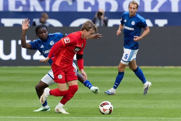 Gelsenkirchen, Germany, 20.09.26, Junior Dina Ebimbe (FC Schalke 04 und Cole Campell (SV Elversberg) im Zweikampf waehrend des Spiels der 1. Bundesliga zwischen FC Schalke 04 - SV Elversberg in der Veltins Arena in Gelsenkirchen. (Photo by Joachim Bywaletz) DFB DFL REGULATIONS PROHIBIT ANY USE OF PHOTOGRAPHS AS IMAGE SEQUENCES AND OR QUASI-VIDEO. Copyright: JoachimxBywaletz xJB-Sportfoto