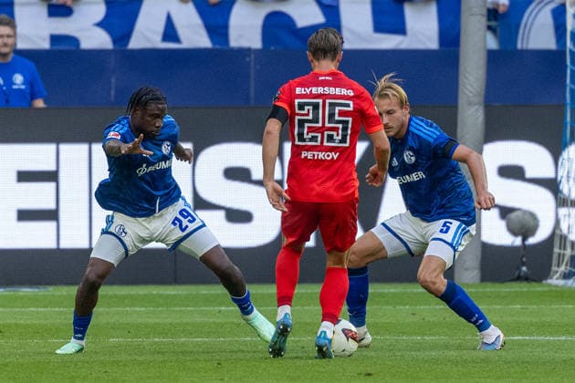 Gelsenkirchen, Germany, 20.09.26, Junior Dina Ebimbe (FC Schalke 04, Lukas Petkov (SV Elversberg) und Timo Becker (FC Schalke 04) im Zweikampf waehrend des Spiels der 1. Bundesliga zwischen FC Schalke 04 - SV Elversberg in der Veltins Arena in Gelsenkirchen. (Photo by Joachim Bywaletz) DFB DFL REGULATIONS PROHIBIT ANY USE OF PHOTOGRAPHS AS IMAGE SEQUENCES AND OR QUASI-VIDEO. Copyright: JoachimxBywaletz xJB-Sportfoto