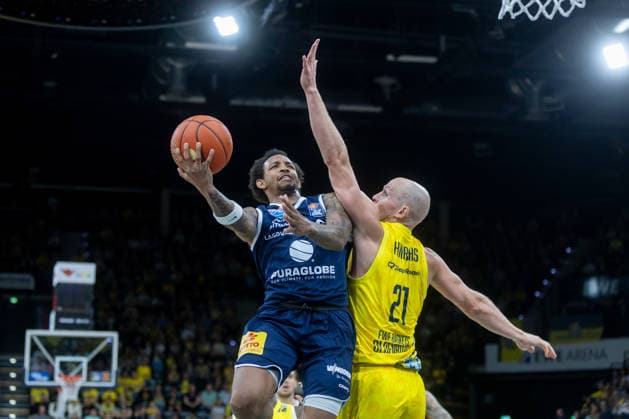Oldenburg, Niedersachsen, DEU, 20.09.2026, DeLonnie Hunt (links, Syntainics MBC) und Seth Hinrichs (rechts, EWE Baskets Oldenburg). EWE Baskets Oldenburg vs. Syntainics MBC. Basketball. 1. Basketball-Bundesliga Saison 2026 2027, 1. Spieltag, Grosse EWE Arena. EWE Baskets Oldenburg vs. Syntainics MBC Weißenfels