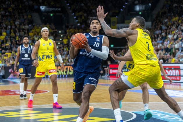 Oldenburg, Niedersachsen, DEU, 20.09.2026, Kostja Mushidi (links, Syntainics MBC) und Demajeo Wiggins (rechts, EWE Baskets Oldenburg). EWE Baskets Oldenburg vs. Syntainics MBC. Basketball. 1. Basketball-Bundesliga Saison 2026 2027, 1. Spieltag, Grosse EWE Arena. EWE Baskets Oldenburg vs. Syntainics MBC Weißenfels