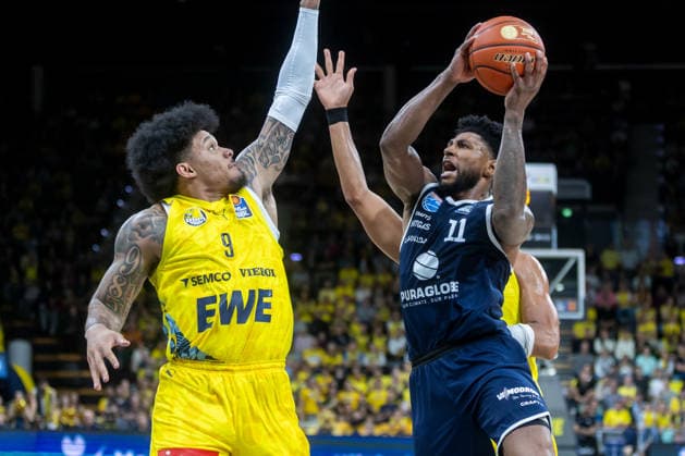 Oldenburg, Niedersachsen, DEU, 20.09.2026, Anthony Gaines (rechts, Syntainics MBC) und Tylan Pope (links, EWE Baskets Oldenburg). EWE Baskets Oldenburg vs. Syntainics MBC. Basketball. 1. Basketball-Bundesliga Saison 2026 2027, 1. Spieltag, Grosse EWE Arena. EWE Baskets Oldenburg vs. Syntainics MBC Weißenfels