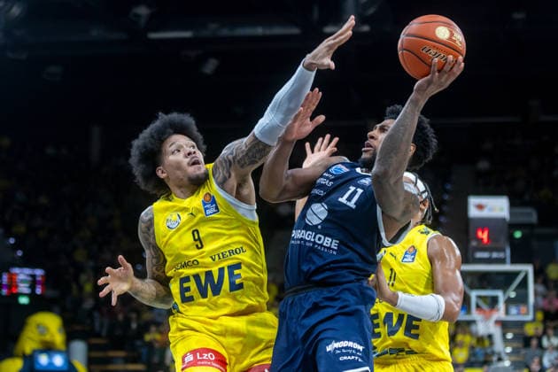 Oldenburg, Niedersachsen, DEU, 20.09.2026, Anthony Gaines (rechts, Syntainics MBC) und Tylan Pope (links, EWE Baskets Oldenburg). EWE Baskets Oldenburg vs. Syntainics MBC. Basketball. 1. Basketball-Bundesliga Saison 2026 2027, 1. Spieltag, Grosse EWE Arena. EWE Baskets Oldenburg vs. Syntainics MBC Weißenfels
