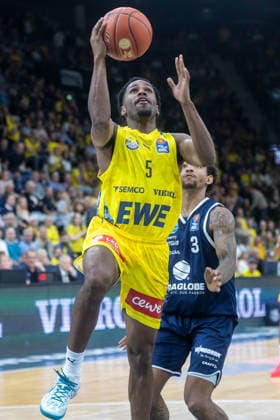 Oldenburg, Niedersachsen, DEU, 20.09.2026, Jeremy Roach (links, EWE Baskets Oldenburg) und DeLonnie Hunt (rechts, Syntainics MBC). EWE Baskets Oldenburg vs. Syntainics MBC. Basketball. 1. Basketball-Bundesliga Saison 2026 2027, 1. Spieltag, Grosse EWE Arena. EWE Baskets Oldenburg vs. Syntainics MBC Weißenfels