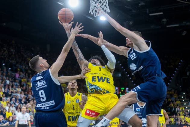 Oldenburg, Niedersachsen, DEU, 20.09.2026, Tylan Pope (Mitte, EWE Baskets Oldenburg), Kresimir Nikic (links, Syntainics MBC), Borisa Simanic (rechts, Syntainics MBC), Demajeo Wiggins (2. v. links, EWE Baskets Oldenburg). EWE Baskets Oldenburg vs. Syntainics MBC. Basketball. 1. Basketball-Bundesliga Saison 2026 2027, 1. Spieltag, Grosse EWE Arena. EWE Baskets Oldenburg vs. Syntainics MBC Weißenfels