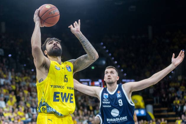Oldenburg, Niedersachsen, DEU, 20.09.2026, Marcel Keßen (links, EWE Baskets Oldenburg) und Kresimir Nikic (rechts, Syntainics MBC). EWE Baskets Oldenburg vs. Syntainics MBC. Basketball. 1. Basketball-Bundesliga Saison 2026 2027, 1. Spieltag, Grosse EWE Arena. EWE Baskets Oldenburg vs. Syntainics MBC Weißenfels