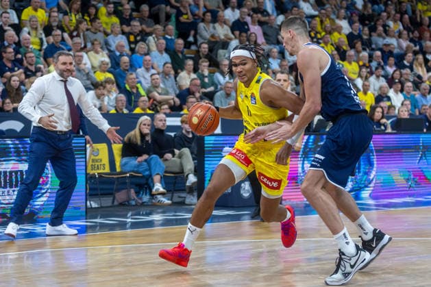 Oldenburg, Niedersachsen, DEU, 20.09.2026, Nicholas Tischler (links, EWE Baskets Oldenburg) und Borisa Simanic (rechts, Syntainics MBC). EWE Baskets Oldenburg vs. Syntainics MBC. Basketball. 1. Basketball-Bundesliga Saison 2026 2027, 1. Spieltag, Grosse EWE Arena. EWE Baskets Oldenburg vs. Syntainics MBC Weißenfels
