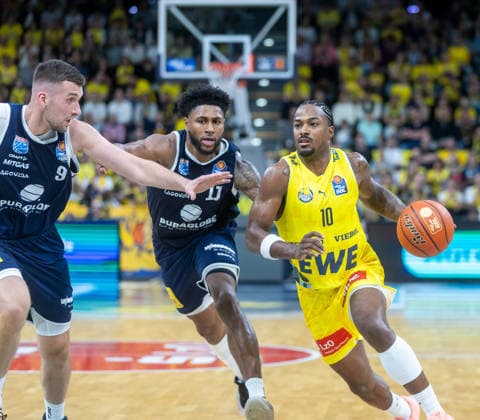 Oldenburg, Niedersachsen, DEU, 20.09.2026, Nate Johnson (rechts, EWE Baskets Oldenburg), Anthony Gaines (Mitte, Syntainics MBC) und Kresimir Nikic (links, Syntainics MBC). EWE Baskets Oldenburg vs. Syntainics MBC. Basketball. 1. Basketball-Bundesliga Saison 2026 2027, 1. Spieltag, Grosse EWE Arena. EWE Baskets Oldenburg vs. Syntainics MBC Weißenfels