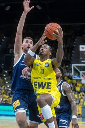 Oldenburg, Niedersachsen, DEU, 20.09.2026, Kostja Mushidi (rechts, Syntainics MBC) und Kresimir Nikic (Syntainics MBC). EWE Baskets Oldenburg vs. Syntainics MBC. Basketball. 1. Basketball-Bundesliga Saison 2026 2027, 1. Spieltag, Grosse EWE Arena. EWE Baskets Oldenburg vs. Syntainics MBC Weißenfels