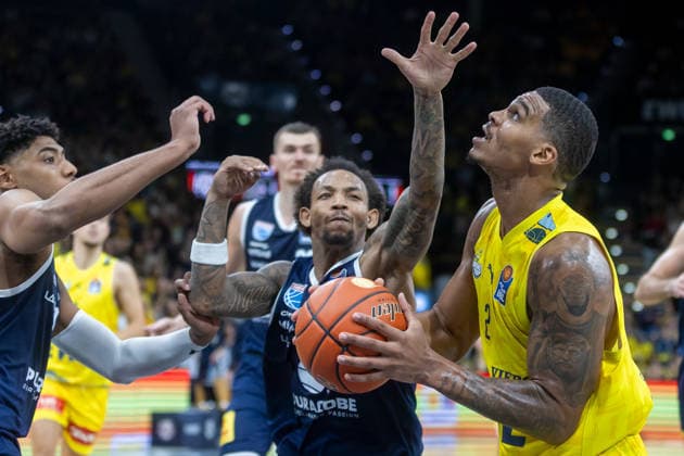 Oldenburg, Niedersachsen, DEU, 20.09.2026, Demajeo Wiggins (rechts, EWE Baskets Oldenburg), DeLonnie Hunt (Mitte, Syntainics MBC) und _ EWE Baskets Oldenburg vs. Syntainics MBC. Basketball. 1. Basketball-Bundesliga Saison 2026 2027, 1. Spieltag, Grosse EWE Arena. EWE Baskets Oldenburg vs. Syntainics MBC Weißenfels
