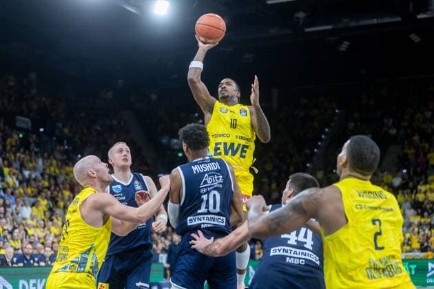 Oldenburg, Niedersachsen, DEU, 20.09.2026, Nate Johnson (Mitte, EWE Baskets Oldenburg) sowie (von links): Seth Hinrichs (EWE Baskets Oldenburg), Collin Welp (Syntainics MBC), Kostja Mushidi (Syntainics MBC), Jure Planinic (Syntainics MBC) und Demajeo Wiggins (rechts, EWE Baskets Oldenburg). EWE Baskets Oldenburg vs. Syntainics MBC. Basketball. 1. Basketball-Bundesliga Saison 2026 2027, 1. Spieltag, Grosse EWE Arena. EWE Baskets Oldenburg vs. Syntainics MBC Weißenfels
