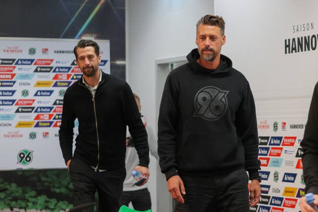 21.09.2026, xtgx, Fussball - 2.Bundesliga Hannover 96 - Pressekonferenz mit Trainer Sandro Wagner emspor, v.l. Jonas Boldt (Hannover, Geschäftsführer und Sandro Wagner (DFL DFB REGULATIONS PROHIBIT ANY USE OF PHOTOGRAPHS as IMAGE SEQUENCES and or QUASI-VIDEO) Hannover