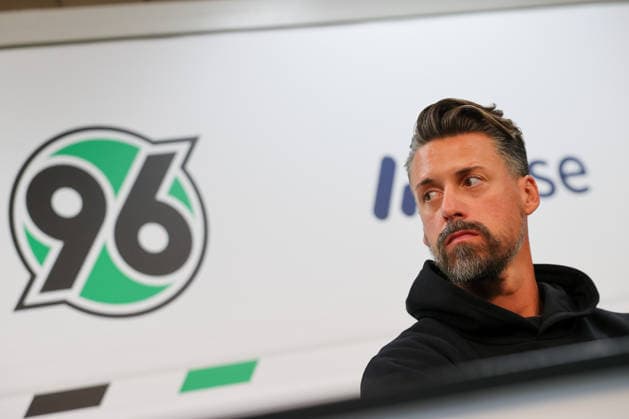 21.09.2026, xtgx, Fussball - 2.Bundesliga Hannover 96 - Pressekonferenz mit Trainer Sandro Wagner emspor, v.l. Sandro Wagner wird neuer Cheftrainer bei Hannover 96, Portrait, Portraet, Einzelbild (DFL DFB REGULATIONS PROHIBIT ANY USE OF PHOTOGRAPHS as IMAGE SEQUENCES and or QUASI-VIDEO) Hannover