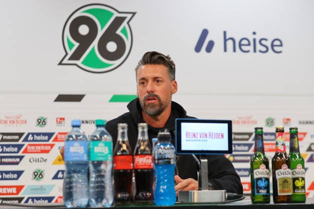 21.09.2026, xtgx, Fussball - 2.Bundesliga Hannover 96 - Pressekonferenz mit Trainer Sandro Wagner emspor, v.l. Sandro Wagner wird neuer Cheftrainer bei Hannover 96, Portrait, Portraet, Einzelbild (DFL DFB REGULATIONS PROHIBIT ANY USE OF PHOTOGRAPHS as IMAGE SEQUENCES and or QUASI-VIDEO) Hannover
